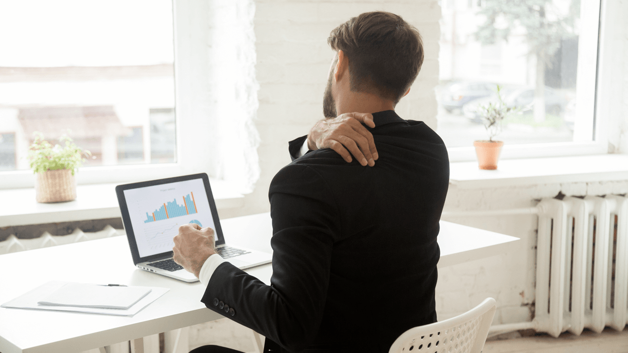 Dolor de espalda del trabajo sedentario en la computadora