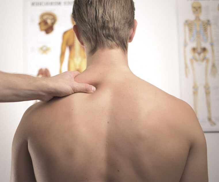 Examen diagnóstico de un paciente con osteocondrosis cervical para prescribir un plan de tratamiento.