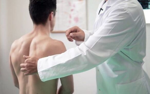 diagnóstico de dolor entre los omóplatos