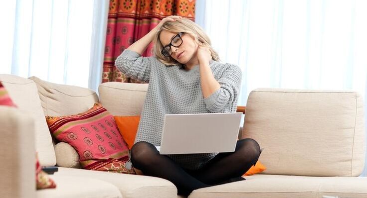 Una sensación de fatiga en el cuello a menudo indica osteocondrosis cervical. 